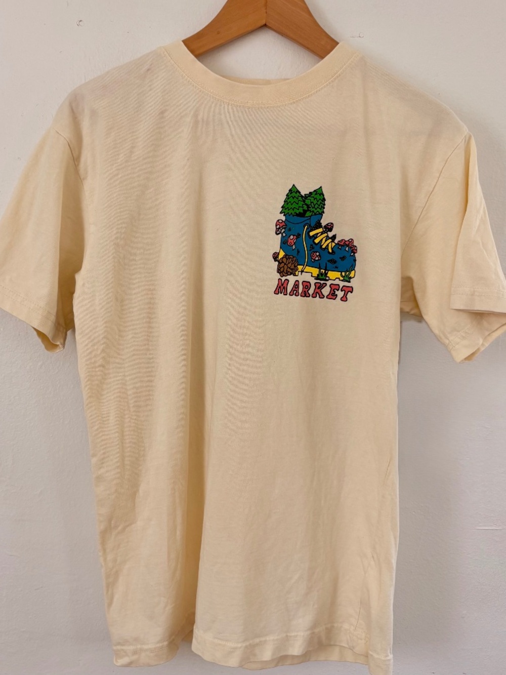 Chinatown Market Men's Cream and Yellow T-shirt Size S